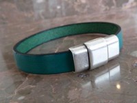 Pulseira em couro azul mar de 10mm com fecho magnético