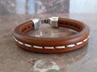 Pulseira castanha em couro de 10 x 5mm pespontada a branco