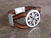 Pulseira em dois tons de fio castanho unidos por uma flor