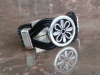 Pulseira de couro preto. 4 fios de couro preto unidos por uma flor original