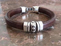 Pulseira de couro castanho decorada com peças prateadas