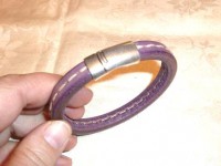 Pulseira de couro roxa pespontada a branco