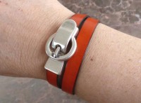 Pulseira de couro laranja com fivela prateada