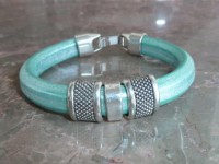 Pulseira de couro verde mar com motivos prateados