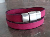 Pulseira rosa de duas voltas em couro com fecho magnético