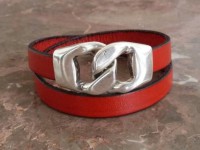 Pulseira em couro vermelho com fecho prateado em forma de nó