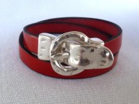 Pulseira de couro vermelho com fivela prateada com efeitos