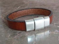 Pulseira castanha de uma volta com fecho magnético prateado