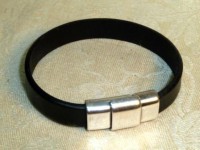 Pulseira preta de couro preto com fecho magnético prateado