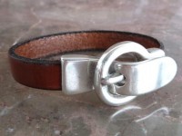 Pulseira de couro castanho com fivela prateada