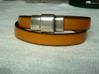 Pulseira de couro amarelo de duas voltas com fecho magnético prateado