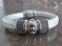 Pulseira de couro branco prateado com peças decorativas em prateado