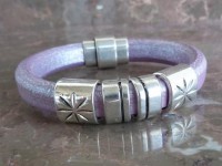Pulseira em couro roxo metalizado com peças decorativas prateadas