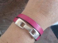 Pulseira em fita de couro rosa com fecho de gancho prateado