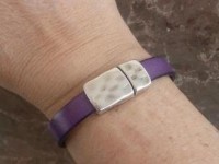 Pulseira em fita de couro roxa com fecho magnético