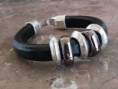 Pulseira em couro preto com argolas metalizadas
