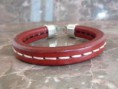 Pulseira vermelha em couro 10 x 5mm pespontada a branco