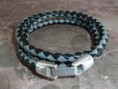 Pulseira de couro cinzento e preto em fio entrançado