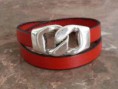 Pulseira em couro vermelho com fecho prateado em forma de nó