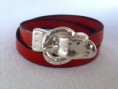 Pulseira de couro vermelho com fivela prateada com efeitos