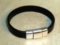 Pulseira preta de couro preto com fecho magnético prateado