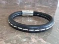 Pulseira em couro preto pespontada a branco com fecho magnético
