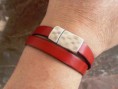 Pulseira de couro vermelho de duas voltas com fecho magnético