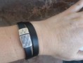 Pulseira  em fita de couro castanho com fecho magnético