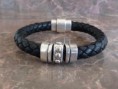 Pulseira de couro preto entrançado decorada com peças prateadas